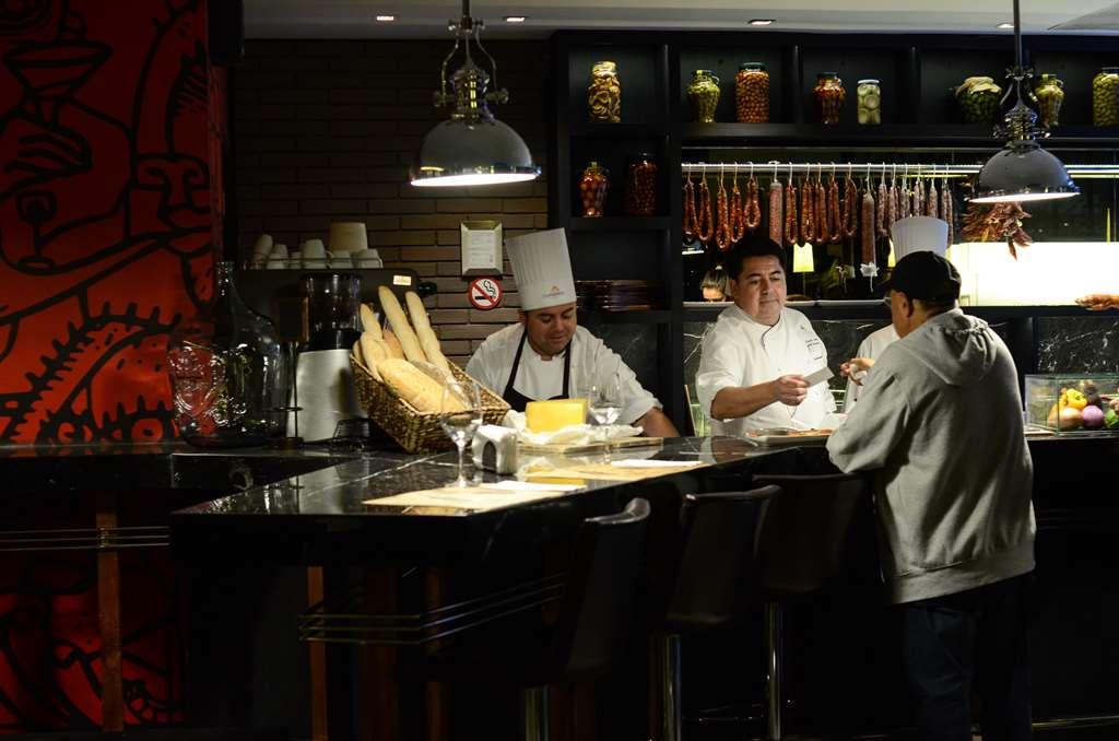 호텔 쿰브레스 라스타리아 산티아고 레스토랑 사진 The open kitchen at the restaurant
