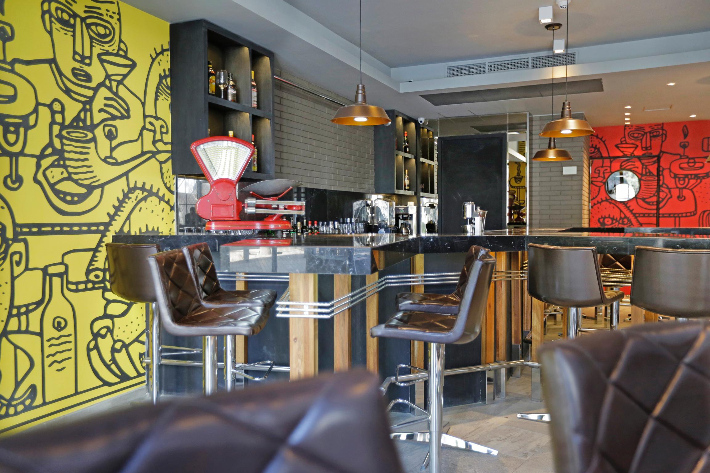 호텔 쿰브레스 라스타리아 산티아고 외부 사진 Interior of a typical Costa Coffee shop