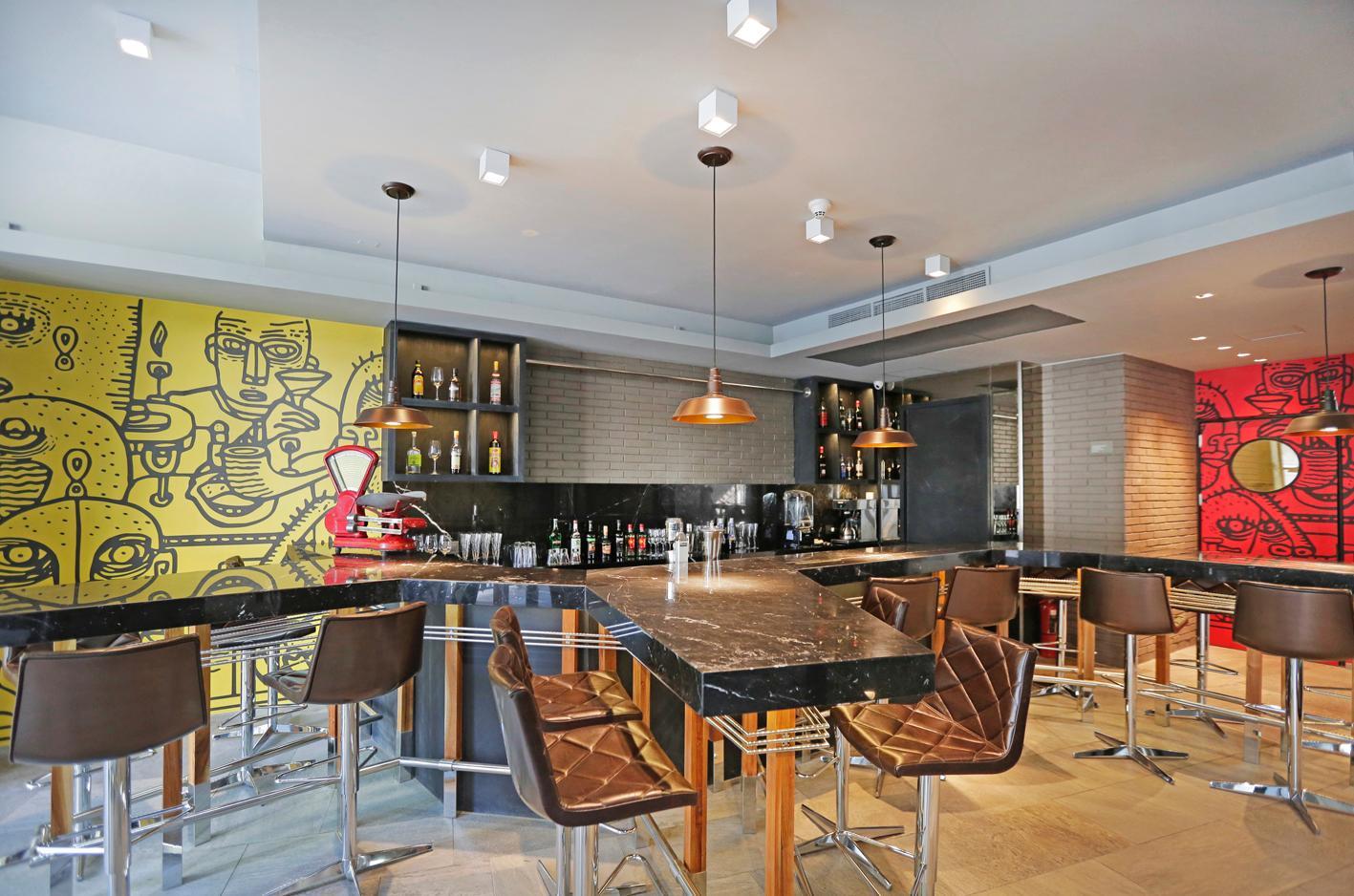 호텔 쿰브레스 라스타리아 산티아고 외부 사진 The interior of a typical Starbucks store