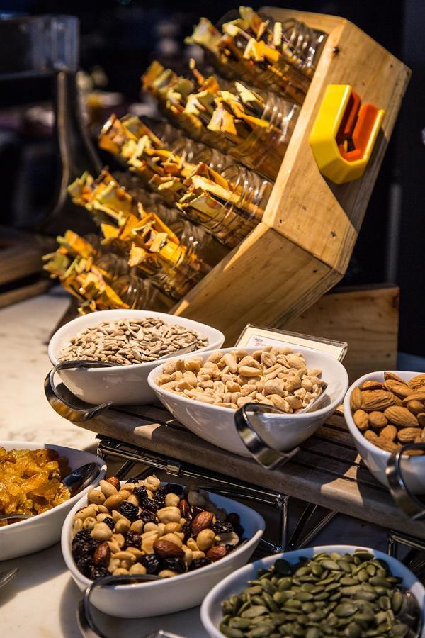 호텔 쿰브레스 라스타리아 산티아고 외부 사진 Dried fruit and nuts