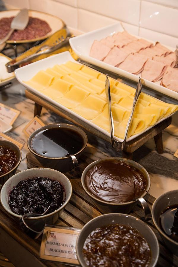 호텔 쿰브레스 라스타리아 산티아고 외부 사진 A selection of chocolate sauces