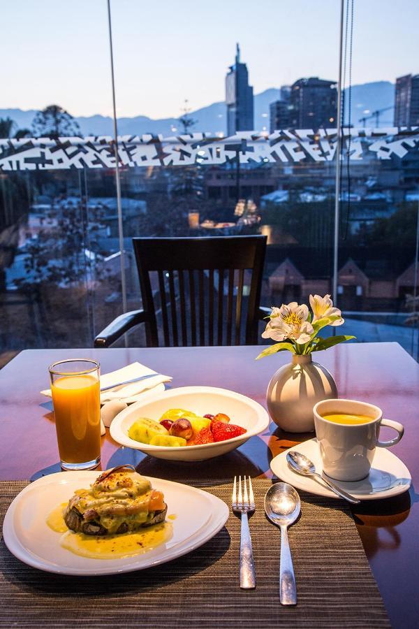호텔 쿰브레스 라스타리아 산티아고 외부 사진 Breakfast at the hotel
