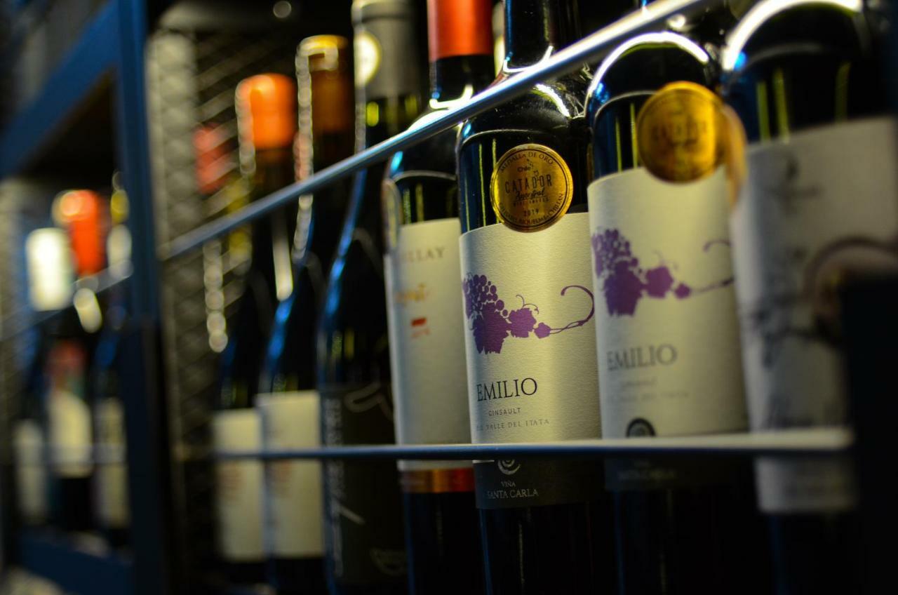 호텔 쿰브레스 라스타리아 산티아고 외부 사진 A wine rack